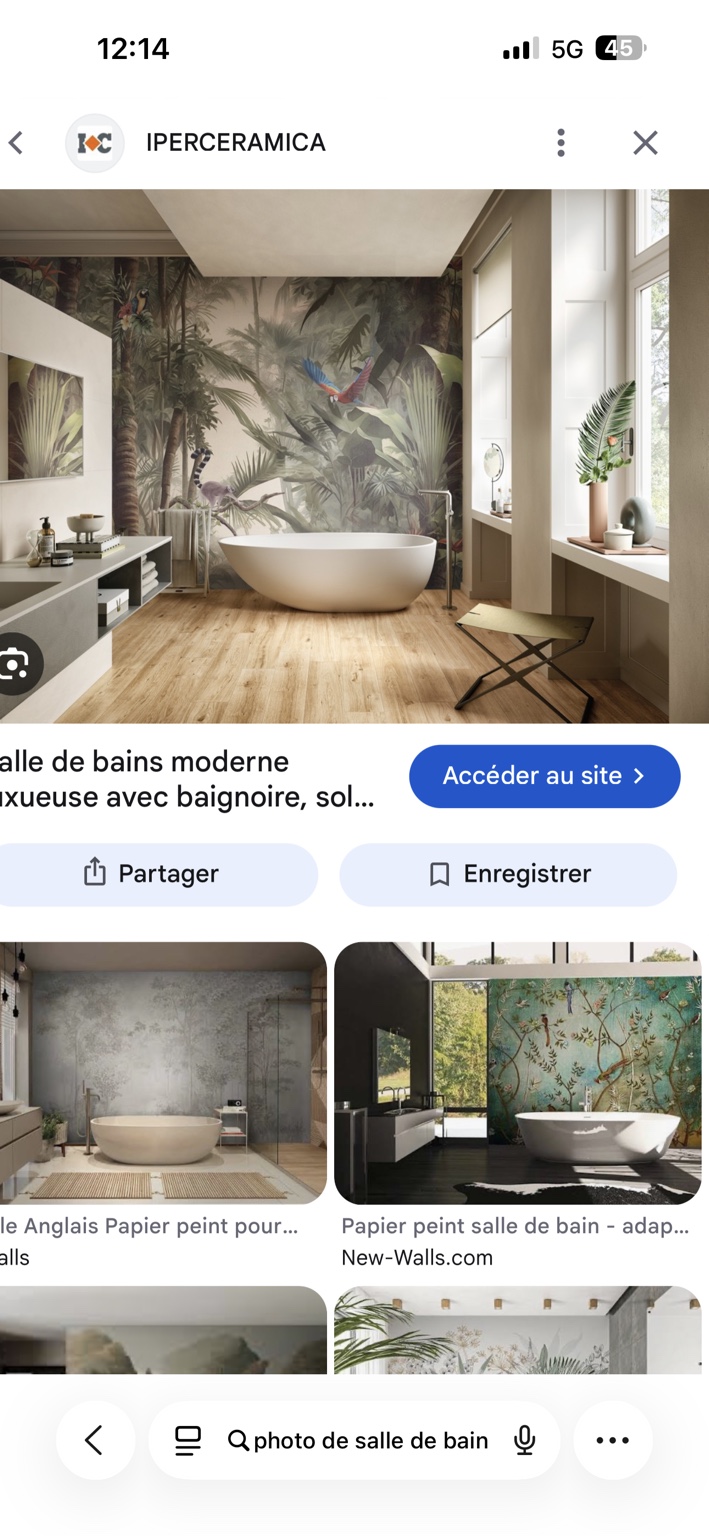 Salle de bains moderne avec baignoire et décor végétal